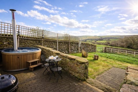 Patio, Spring, Day, Natural landscape, Garden, Hot Tub, Garden view