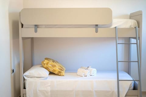 Bed, Bedroom, bunk bed, towels