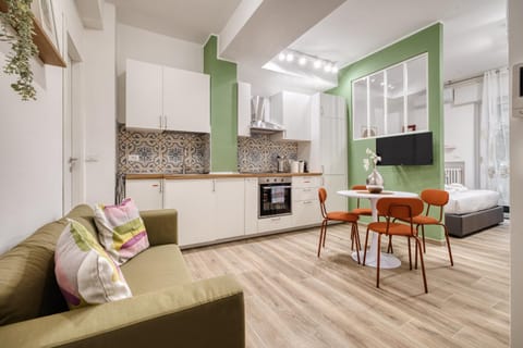TV and multimedia, Kitchen or kitchenette, Living room, Dining area, stove