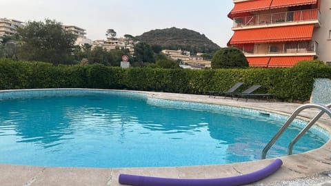 Property building, Day, Natural landscape, Mountain view, Pool view, Swimming pool, sunbed