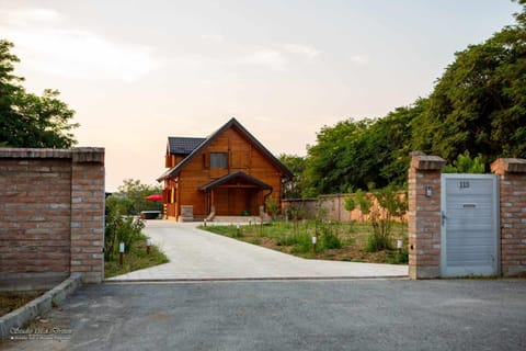 Property building, Natural landscape, Parking