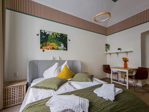 Bed, Photo of the whole room, Dining area, Bedroom