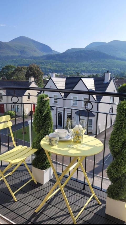 View (from property/room), Balcony/Terrace, Dining area, Mountain view