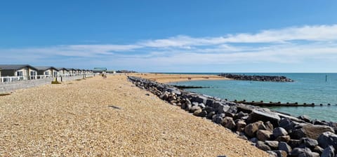 On The Beach Lodge, Hot Tub, Sea View, West Point House in Selsey