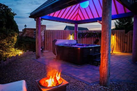 Lincoln Holiday Retreat Lodge with Private Hot Tub House in Lincoln
