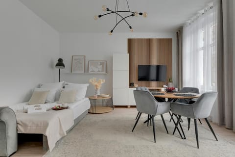 Bed, TV and multimedia, Living room, Photo of the whole room, Seating area, Dining area, Bedroom