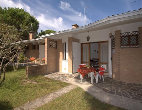 Property building, Patio, Garden, Dining area, Garden view