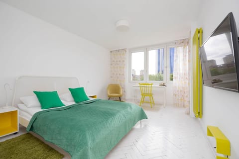 Bed, TV and multimedia, Living room, Photo of the whole room, Seating area, Bedroom