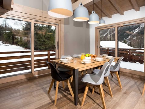 Holiday Home Chalet de l'Ours - Bärenhütte by Interhome House in Chamonix