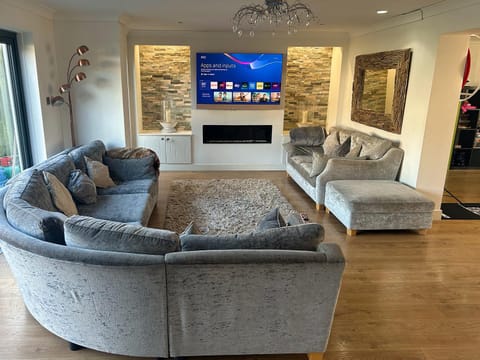 TV and multimedia, Living room, Evening entertainment