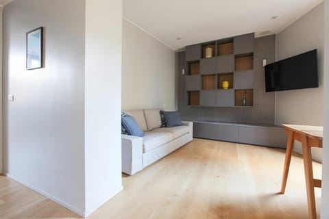 TV and multimedia, Living room, Seating area, Evening entertainment