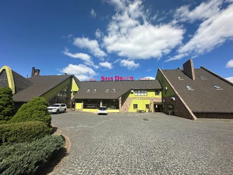 Property building, Restaurant/places to eat