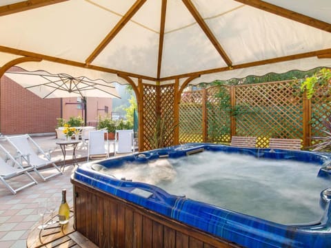 Apartment Wohnung mit Jacuzzi und Terrasse by Interhome Apartment in Lake Garda
