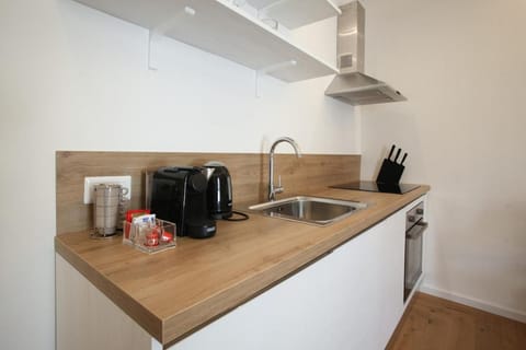 Coffee/tea facilities, Kitchen or kitchenette, stove