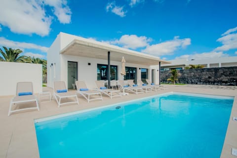 Shower, Property building, Facade/entrance, BBQ facilities, Garden, Minigolf, Solarium, Table tennis, Swimming pool, Swimming pool, Parking, heating, internet, sunbed, towels, air conditioner