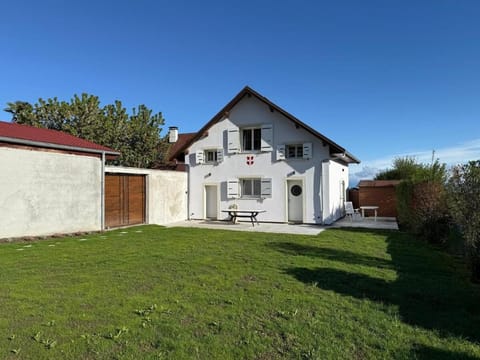 Property building, Day, Garden, Garden view
