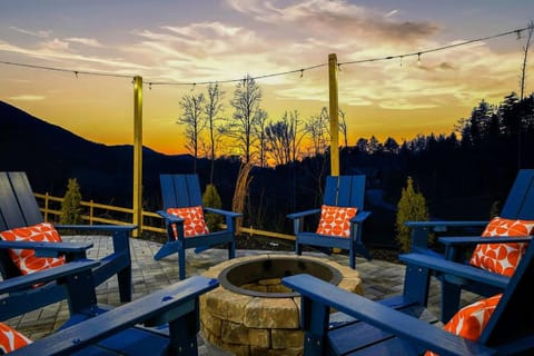 Luxe Mtn Cabin - Sleeps 9 - Sauna - Hot Tub - Games Cabin in Bryson City