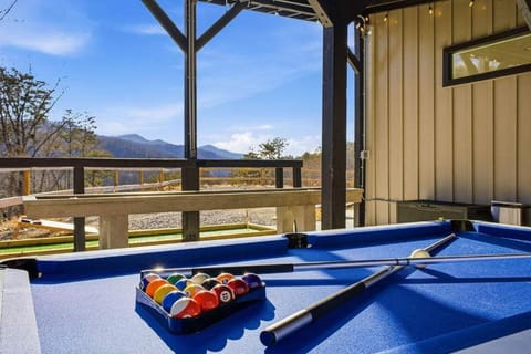 Luxe Mtn Cabin - Sleeps 9 - Sauna - Hot Tub - Games Cabin in Bryson City