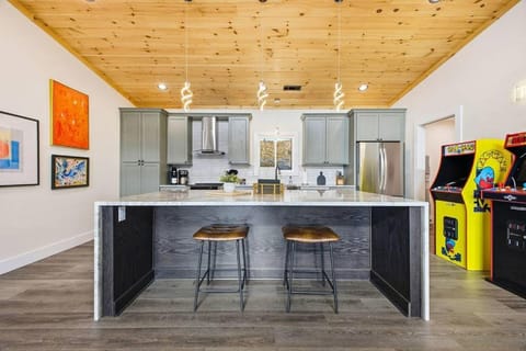 Luxe Mtn Cabin - Sleeps 9 - Sauna - Hot Tub - Games Cabin in Bryson City