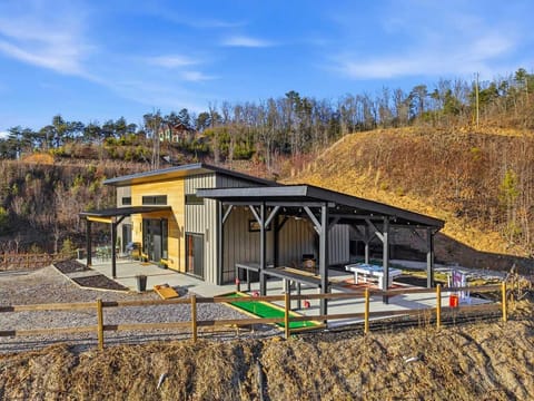 Luxe Mtn Cabin - Sleeps 9 - Sauna - Hot Tub - Games Cabin in Bryson City