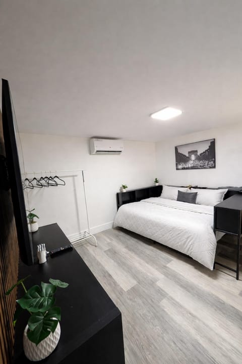 Bedroom, air conditioner