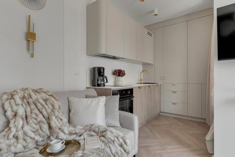 TV and multimedia, Coffee/tea facilities, Kitchen or kitchenette, Living room, Seating area, stove