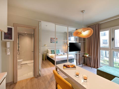 Bed, TV and multimedia, Kitchen or kitchenette, Living room, Photo of the whole room, Seating area, Dining area, Bedroom, towels