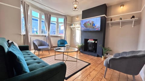 Communal lounge/ TV room, TV and multimedia, Living room, Seating area, Evening entertainment