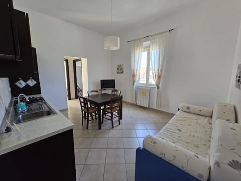 TV and multimedia, Kitchen or kitchenette, Living room, Seating area, Dining area