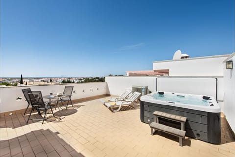 Patio, Day, Natural landscape, BBQ facilities, Hot Tub, View (from property/room), Balcony/Terrace, Dining area, sunbed