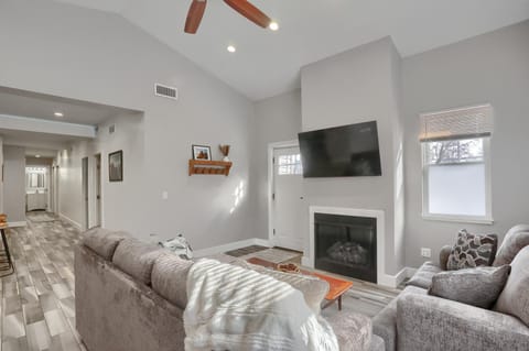 Close to PennWest - Wifi - Fenced Yard House in Clarion