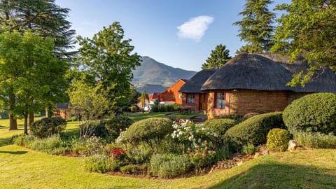 Property building, Natural landscape, Garden, Garden view, Mountain view