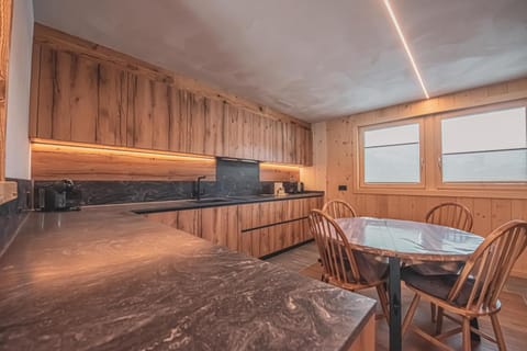 Kitchen or kitchenette, Dining area, minibar, pet friendly, stove