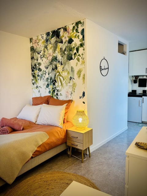 Bed, Kitchen or kitchenette, Photo of the whole room, Bedroom