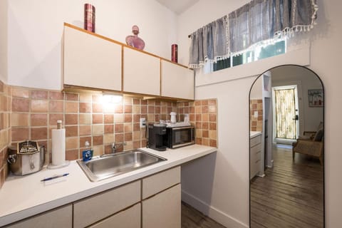 QUIET POUR @ Speakeasy Inn Key West! Bed and Breakfast in Key West