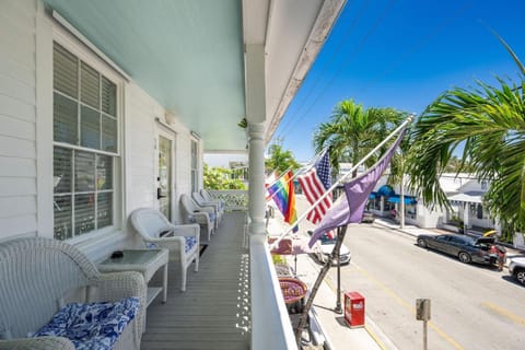 QUIET POUR @ Speakeasy Inn Key West! Bed and Breakfast in Key West