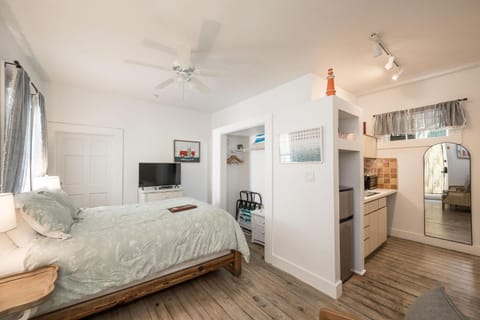 QUIET POUR @ Speakeasy Inn Key West! Bed and Breakfast in Key West