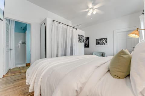 QUIET POUR @ Speakeasy Inn Key West! Bed and Breakfast in Key West