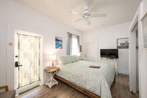 QUIET POUR @ Speakeasy Inn Key West! Bed and Breakfast in Key West