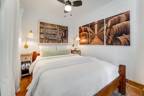 BOOTLEGGER BAY @ Speakeasy Inn Key West! Bed and Breakfast in Key West