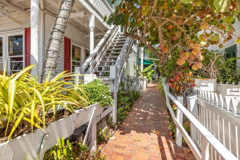 BOOTLEGGER BAY @ Speakeasy Inn Key West! Bed and Breakfast in Key West