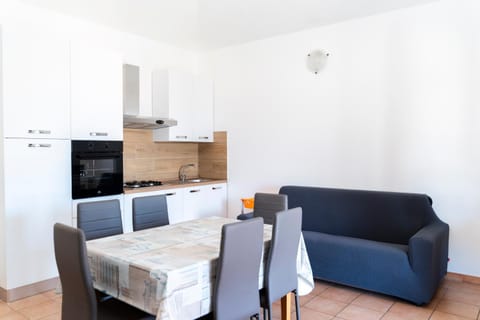 Communal lounge/ TV room, Facade/entrance, Living room, Dining area, Garden view, furniture, internet, pet friendly, stove, kitchen, air conditioner