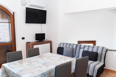 Communal lounge/ TV room, TV and multimedia, Living room, Seating area, Dining area, Evening entertainment, internet, air conditioner
