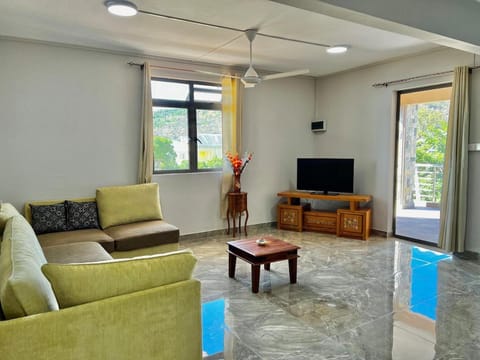 Communal lounge/ TV room, TV and multimedia, Living room, Seating area, Evening entertainment