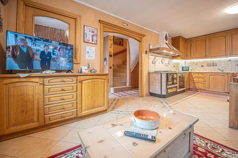 Kitchen or kitchenette, Dining area, oven, pet friendly, stove