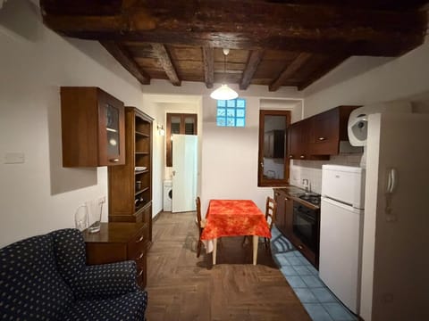 Seating area, Dining area, oven, stove