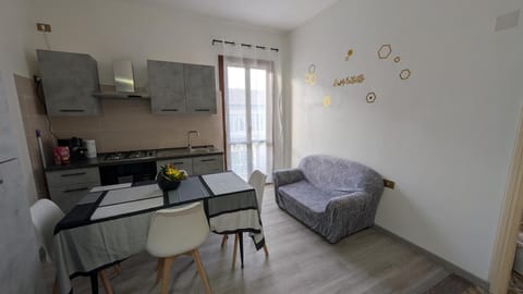 Living room, Dining area, oven