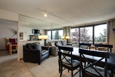 Communal lounge/ TV room, TV and multimedia, Living room, Dining area