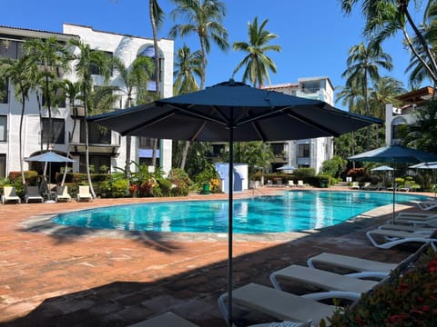 Property building, Day, Garden, Garden view, Swimming pool, Swimming pool, sunbed