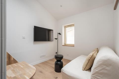 Bed, TV and multimedia, Living room, Photo of the whole room, Bedroom